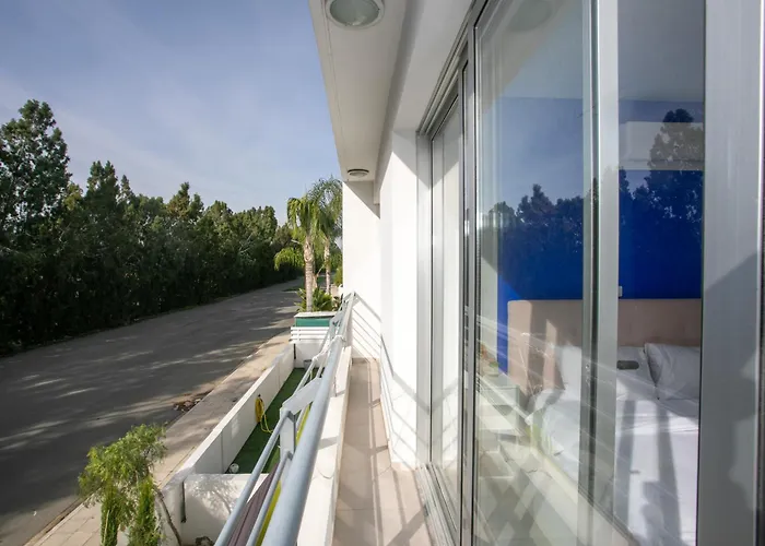 Palmove Renovated Meneou House *