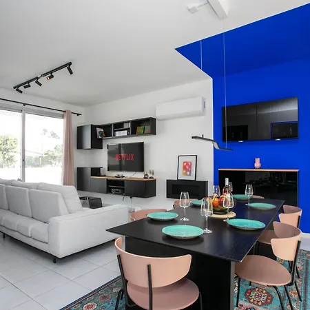 בית נופש Palmove Renovated Meneou House