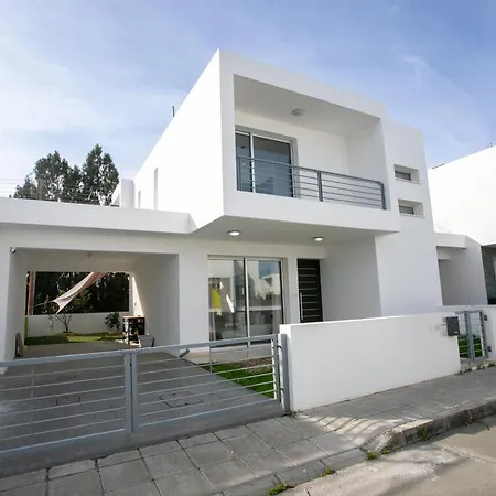 Palmove Renovated Meneou House בית נופש