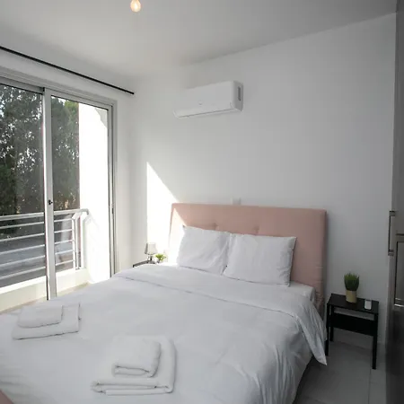 בית נופש Palmove Renovated Meneou House *